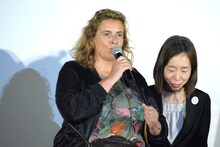 リサ・アズエロス（左）