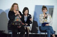 前列左からリサ・アズエロス、タイス・アレサンドラン。