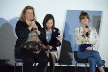 前列左からリサ・アズエロス、タイス・アレサンドラン。