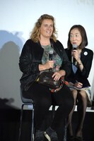 リサ・アズエロス（左）