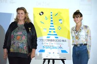 左からリサ・アズエロス、タイス・アレサンドラン。