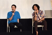 左から加瀬亮、青木崇高。
