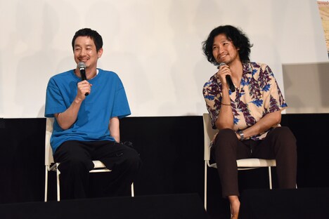 左から加瀬亮、青木崇高。