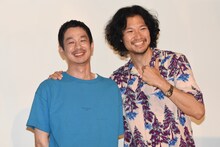 左から加瀬亮、青木崇高。