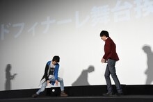 ボールを落とす小池亮介（左）。