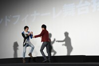 ボールを落とした小池亮介（左）に詰め寄る平田雄也（右）。