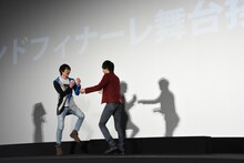 ボールを落とした小池亮介（左）に詰め寄る平田雄也（右）。