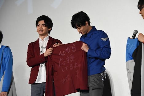 井上祐貴（右）にジャケットを贈る平田雄也（左）。