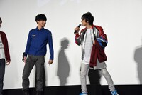 ジャケットを置きにいったん舞台から去ろうとする寺島拓篤。