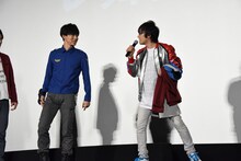 ジャケットを置きにいったん舞台から去ろうとする寺島拓篤。