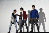 変身を披露する様子。左から小池亮介、平田雄也、井上祐貴。