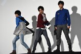 変身を披露する様子。左から小池亮介、平田雄也、井上祐貴。