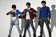 変身を披露する様子。左から小池亮介、平田雄也、井上祐貴。