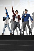 変身を披露する様子。左から小池亮介、平田雄也、井上祐貴。