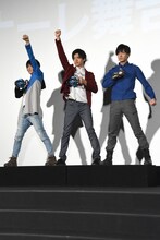 変身を披露する様子。左から小池亮介、平田雄也、井上祐貴。