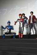 左手前からウルトラマンブル、ウルトラマンロッソ。