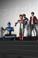 左手前からウルトラマンブル、ウルトラマンロッソ。