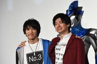 肩を組む平田雄也（右）と小池亮介（左）。