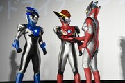 ウルトラマンロッソ（中央）と握手を交わすウルトラマンタイガ（右）。