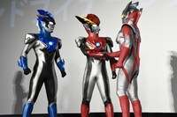 ウルトラマンロッソ（中央）と握手を交わすウルトラマンタイガ（右）。