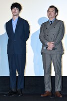 左から坂口健太郎、吉田鋼太郎。