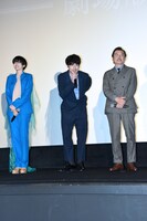 左から佐久間由衣、坂口健太郎、吉田鋼太郎。