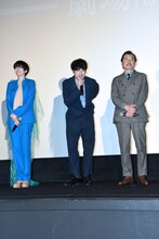 左から佐久間由衣、坂口健太郎、吉田鋼太郎。