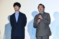 左から坂口健太郎、吉田鋼太郎。