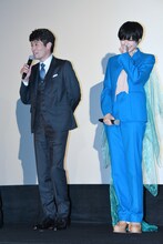 左から佐藤隆太、佐久間由衣。