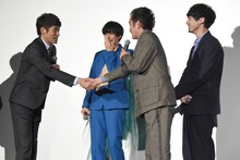 撮影現場では会わなかったため、改めて挨拶する佐藤隆太（左端）と吉田鋼太郎（右から2番目）。