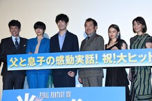 「劇場版 ファイナルファンタジーXIV 光のお父さん」公開記念イベントの様子。左から佐藤隆太、佐久間由衣、坂口健太郎、吉田鋼太郎、山本舞香、財前直見。