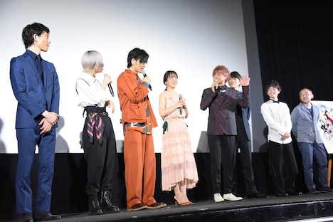 左から山崎大輝、とまん、久保田悠来、伊原六花、小林豊、松島庄汰、高橋真佳把、副島宏司。