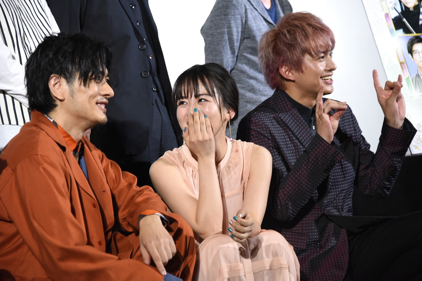 左から久保田悠来、伊原六花、小林豊。