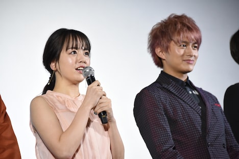 左から伊原六花、小林豊。