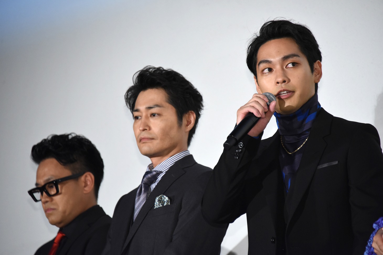 左から宮川大輔、安田顕、柳楽優弥。