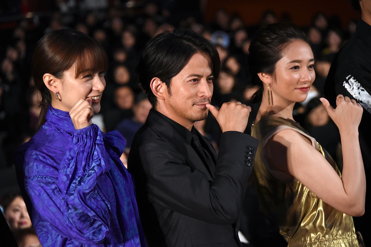 左から山本美月、岡田准一、木村文乃。