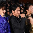 岡田准一が親指立てて「おま」、「ザ・ファブル」公開記念でキャスト9人集結