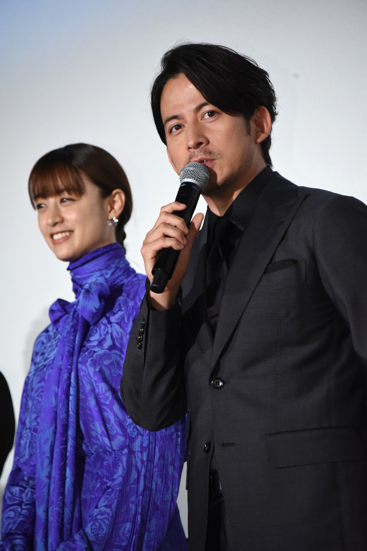 左から山本美月、岡田准一。