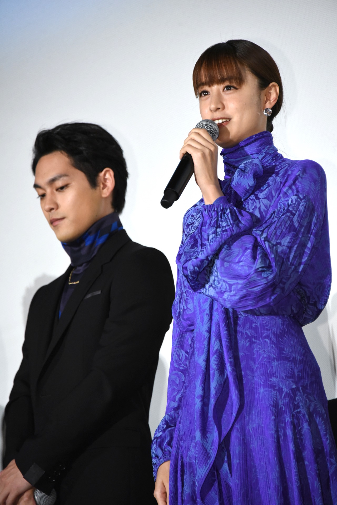 左から柳楽優弥、山本美月。