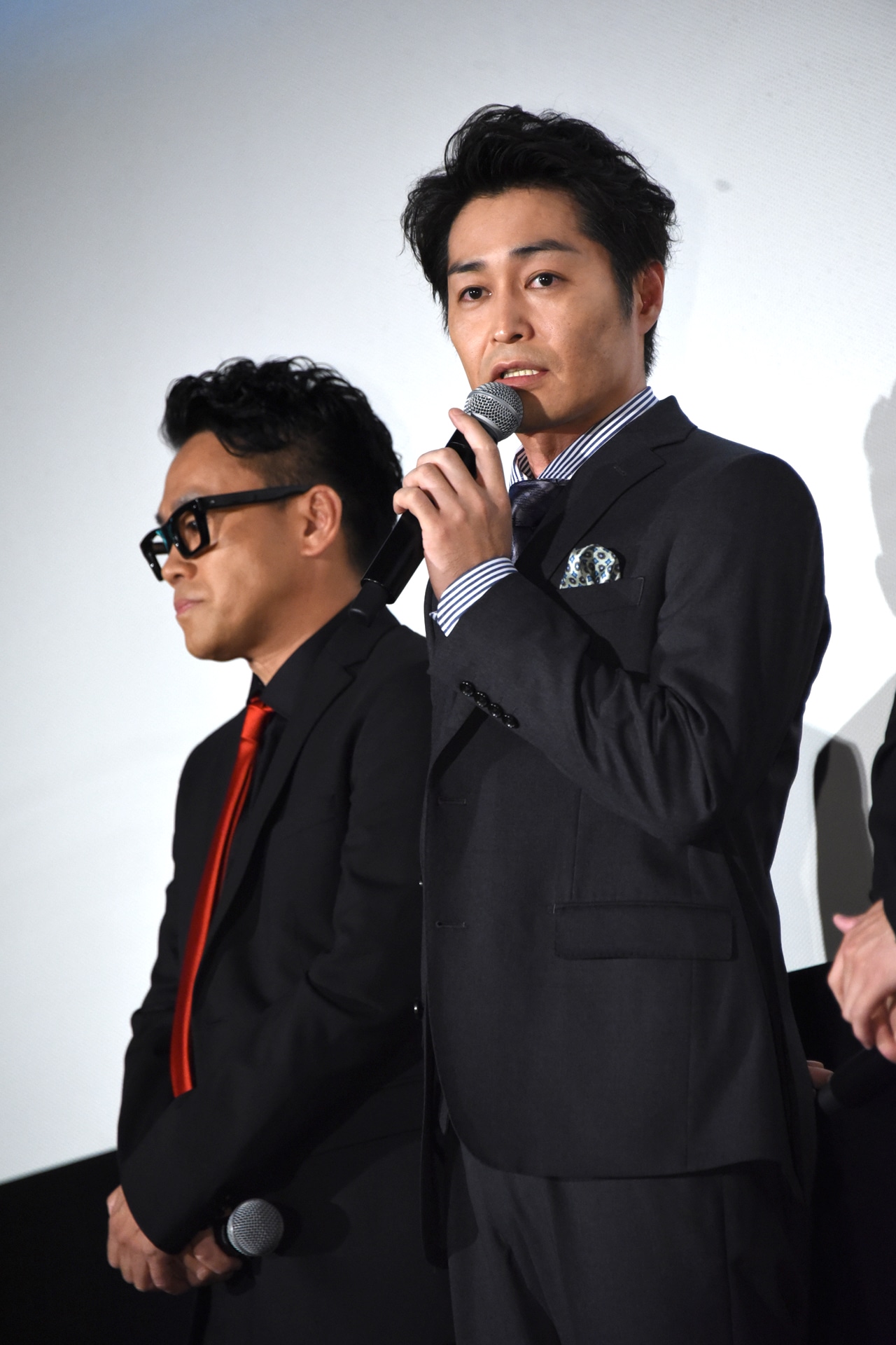 左から宮川大輔、安田顕。