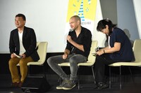 MCを務めた矢田部吉彦（左）と、ナダヴ・ラピド（中央）。