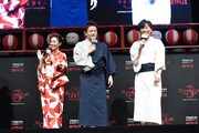左から大島優子、スピードワゴン。