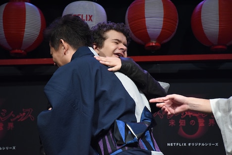 井戸田潤（手前）にハグされるゲイテン・マタラッツォ（奥）。