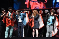 法被をプレゼントされた「ストレンジャー・シングス」キャストたち。