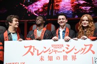 左からゲイテン・マタラッツォ、ケイレブ・マクラフリン、ノア・シュナップ、セイディ・シンク。