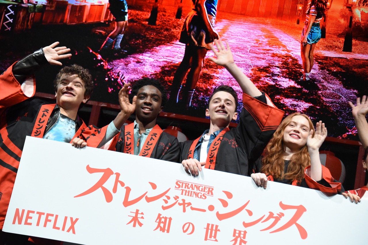 左からゲイテン・マタラッツォ、ケイレブ・マクラフリン、ノア・シュナップ、セイディ・シンク。