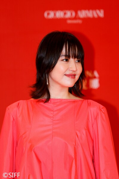 第22回上海国際映画祭閉幕式のレッドカーペットに出席した長澤まさみ。