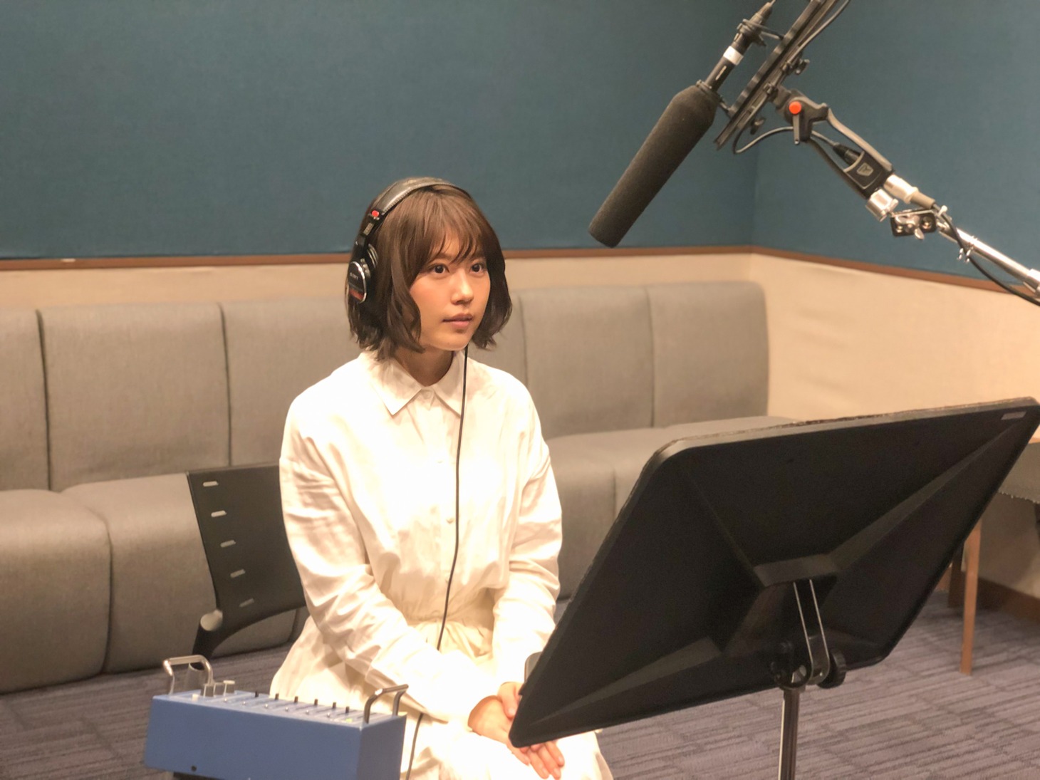 有村架純がモノローグを収録する様子。
