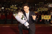 公式上映に登壇した片寄涼太。