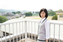 古泉ニナを演じる加藤小夏。